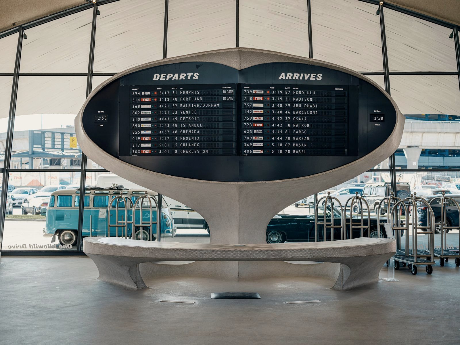 Табло «Departs / Arrives» у залі аеропорту